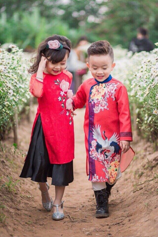 赤いアオザイを着たベトナム人の子供2人
